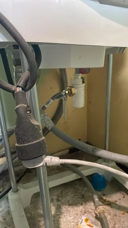 Robinet d'arrêt et flexibles d'alimentation sous un appareil sanitaire